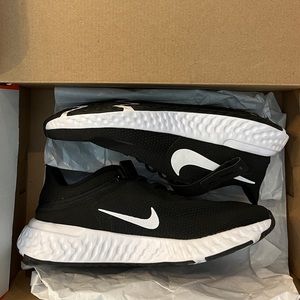 Nike Revolution Flyease 5 - Size 9 men’s/wide width